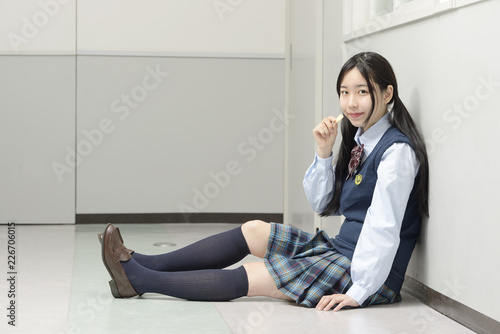廊下に座ってお菓子を食べる女子高生 Stock Photo Adobe Stock