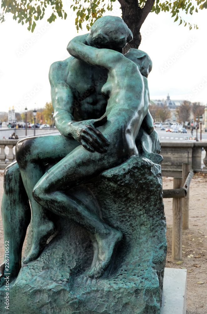 Fototapeta premium Statua Rodina w Ogrodach Tuileries i Place de la Concorde; Paryż; Francja