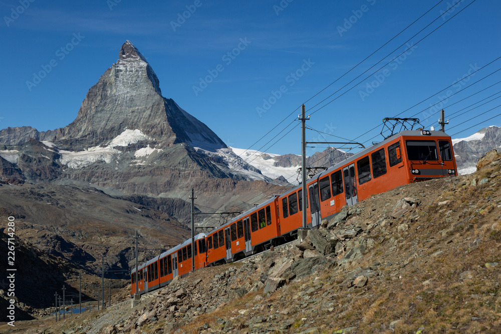 Naklejka premium Pociąg na Gornergrat bahn przed słynnym Matterhorn. Zermatt, Szwajcaria.
