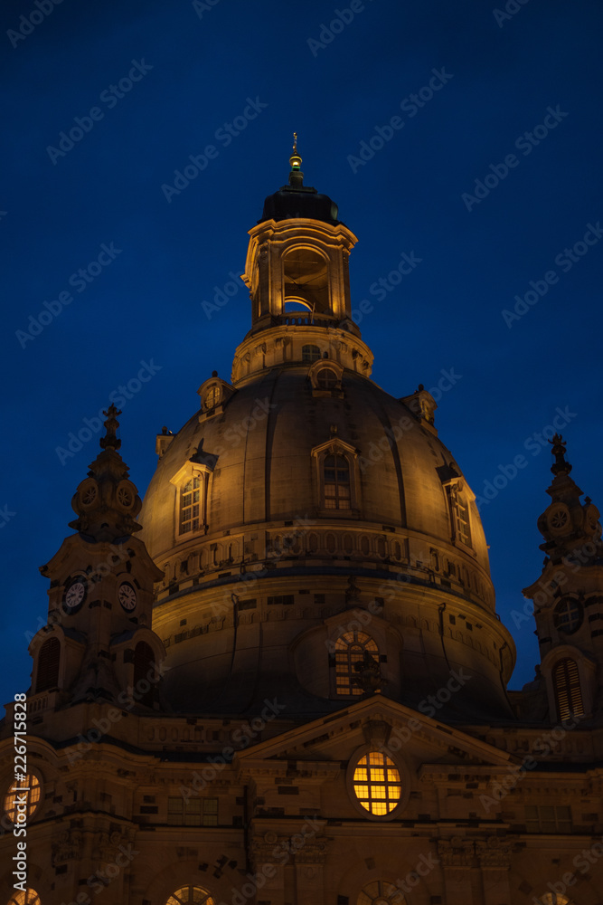 Die Kuppel der Frauenkirche in Dresden in der Nacht