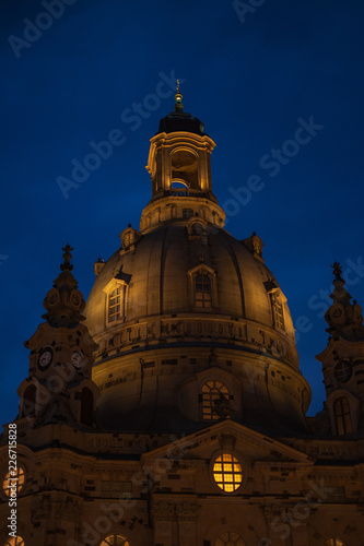 Die Kuppel der Frauenkirche in Dresden in der Nacht