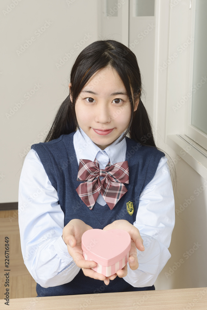 プレゼントを用意する女子高生