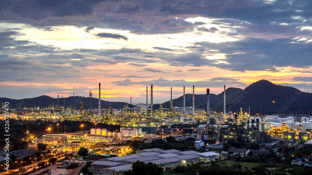 Obraz premium Beautiful sunset petrochemical oil refinery factory plant cityscape of Chonburi province at night on 2017 , landscape Thailand