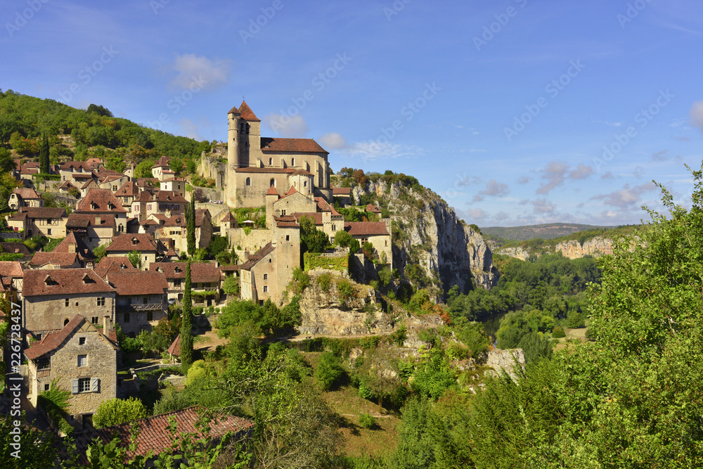 Saint-Cirq-Lapopie (46330) perché sous le ciel bleu, département du Lot dans la région Occitanie, France