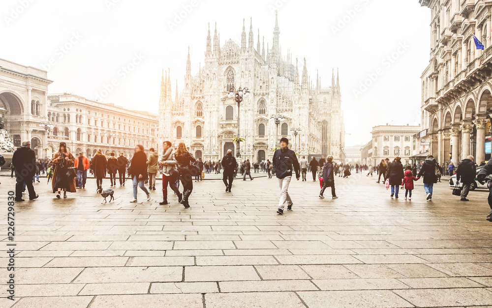 Obraz premium Zamazani ludzie idący przed placem Duomo w Mediolanie - Nieostry tłum w centrum włoskiej metropolii