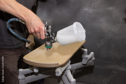 Lackierer bei der Arbeit