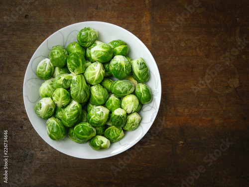 Foto Brussels sprouts on old wood table