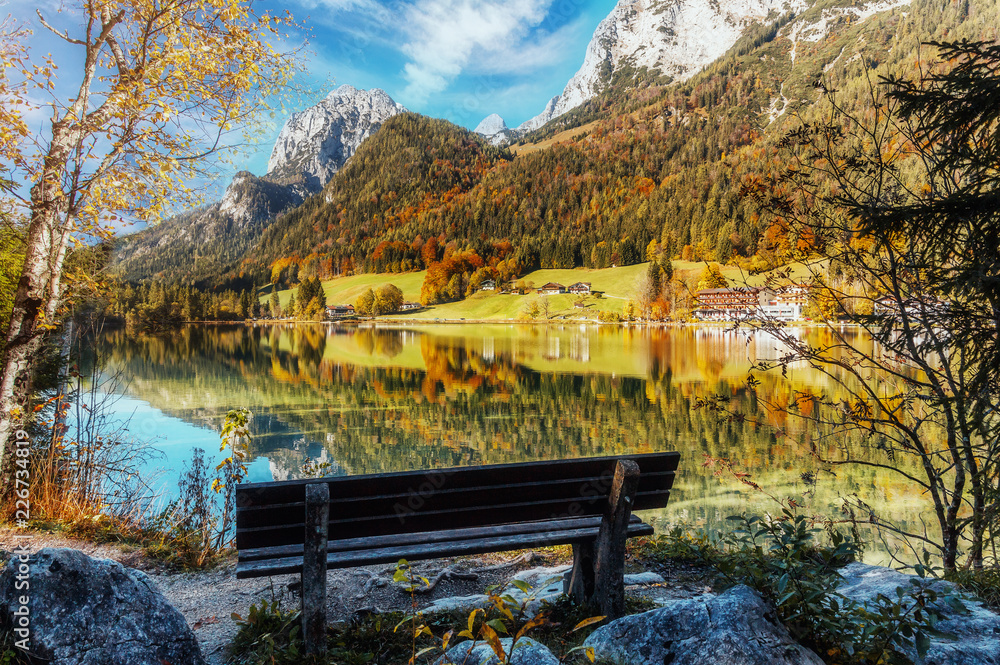 Obraz premium Beautiful Sunny Day on the Alpine Highland. Popular Resort and photograph location, Hintersee lake,