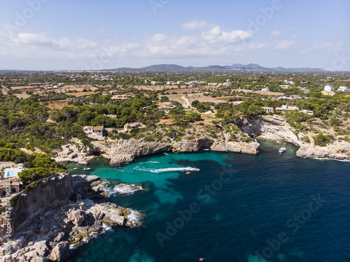 Luftaufnahme, Strand und Felsenküste, Bucht Cala Llombards, Gemeinde Santanyi, Mallorca, Balearen, Spanien