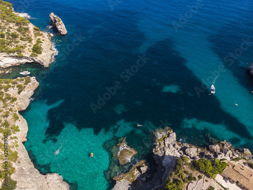 Luftaufnahme, Strand und Felsenküste, Bucht Cala Llombards, Gemeinde Santanyi, Mallorca, Balearen, Spanien