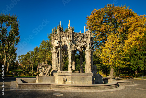 Der restaurierte Märchenbrunnen aus den 1910er Jahren im herbstlichen von-der-Schulenburg-Park in Berlin-Neukölln