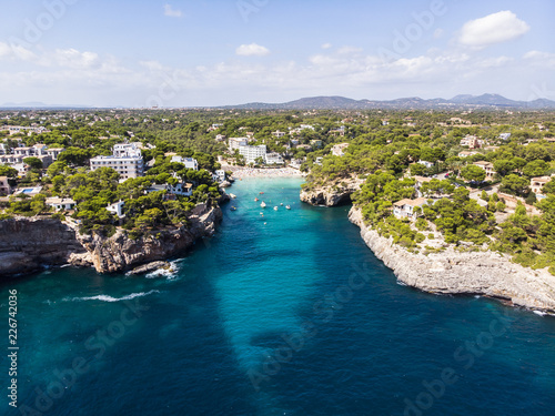 Luftaufnahme, Bucht Cala Santanyi mit Strand und Roca Fesa, Gemeinde Santanyi, Region von Cala Figuera, Mallorca, Balearen, Spanien