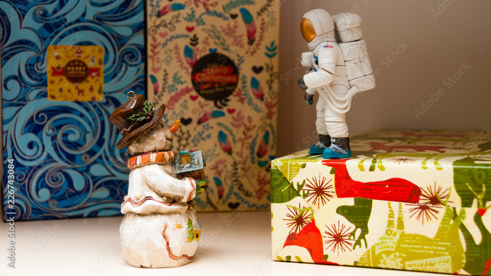Naklejka premium Christmas meeting with a snowman and an astronaut