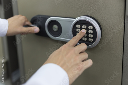 Opens a safe with an electronic key