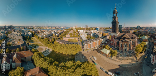 Luftaufnahme / Panorama von Hamburg mit St. Michaelis Kirche und Elbphilharmonie