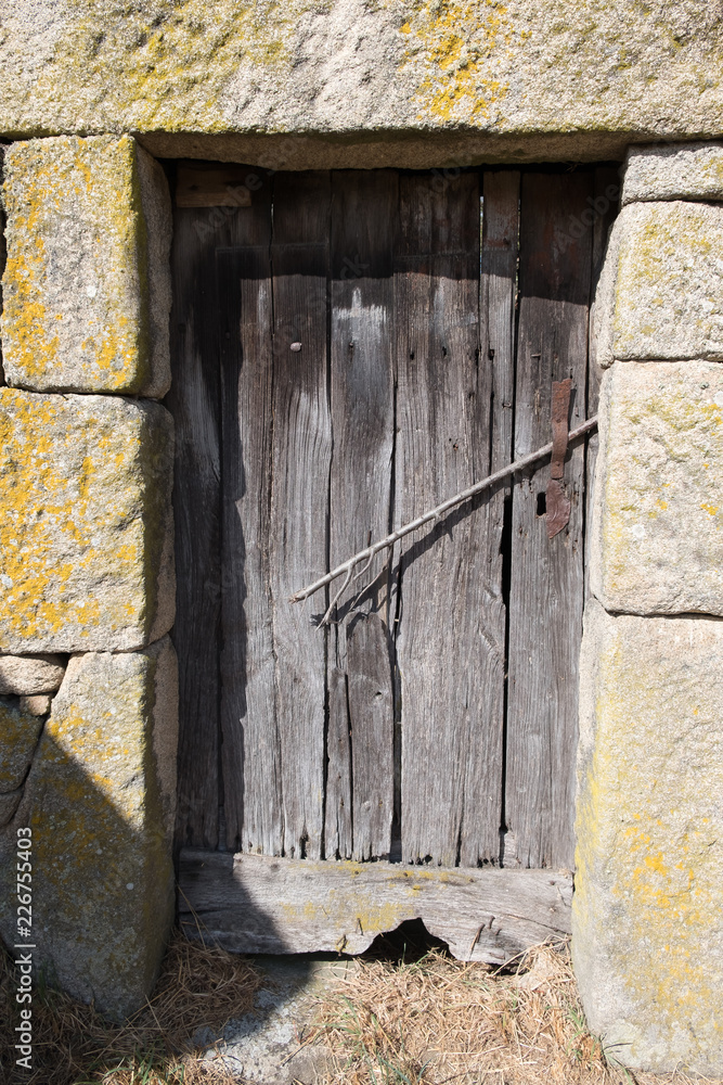 Puerta de tablas antiguas de madera en un galpón de piedra. Galicia,  España. Stock Photo | Adobe Stock