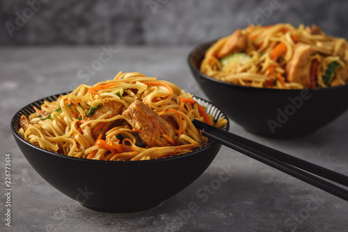 Spicy asian noodles with chicken and vegetables.
