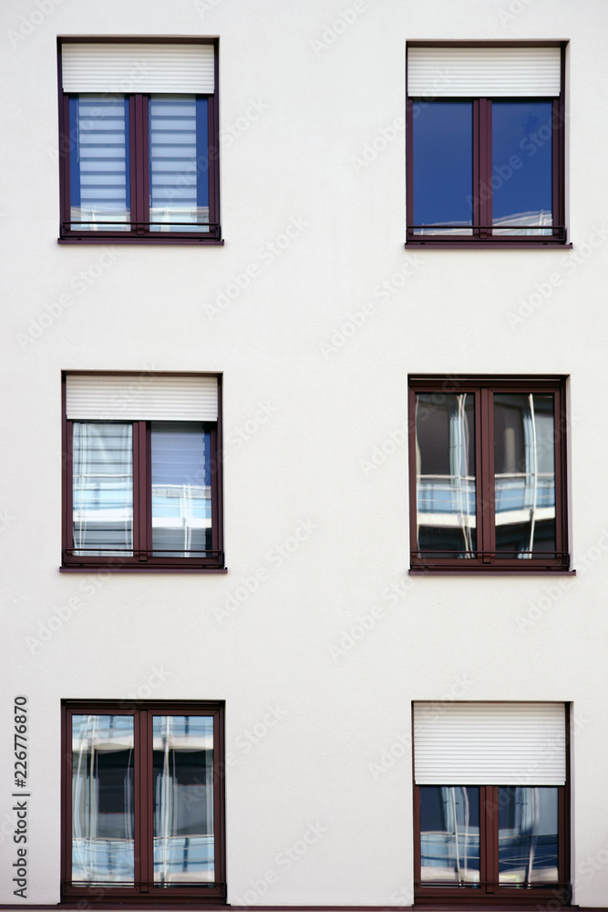 Spieglungen in den Fenstern eines Wohngebäudes / Die Fassade eines Wohngebäudes mit Fenstern in denen sich die Umgebung spiegelt. .. Spieglungen in den Fenstern eines Wohngebäudes / Die Fassade eines Wohngebäudes mit Fenstern in denen sich die Umgebung spiegelt. ..