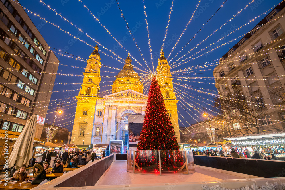 Obraz premium Jarmark bożonarodzeniowy na placu św. Szczepana w Budapeszcie na Węgrzech