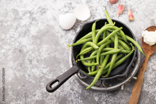 Schilderij op canvas Runner beans with egg and garlic, cooking recipe