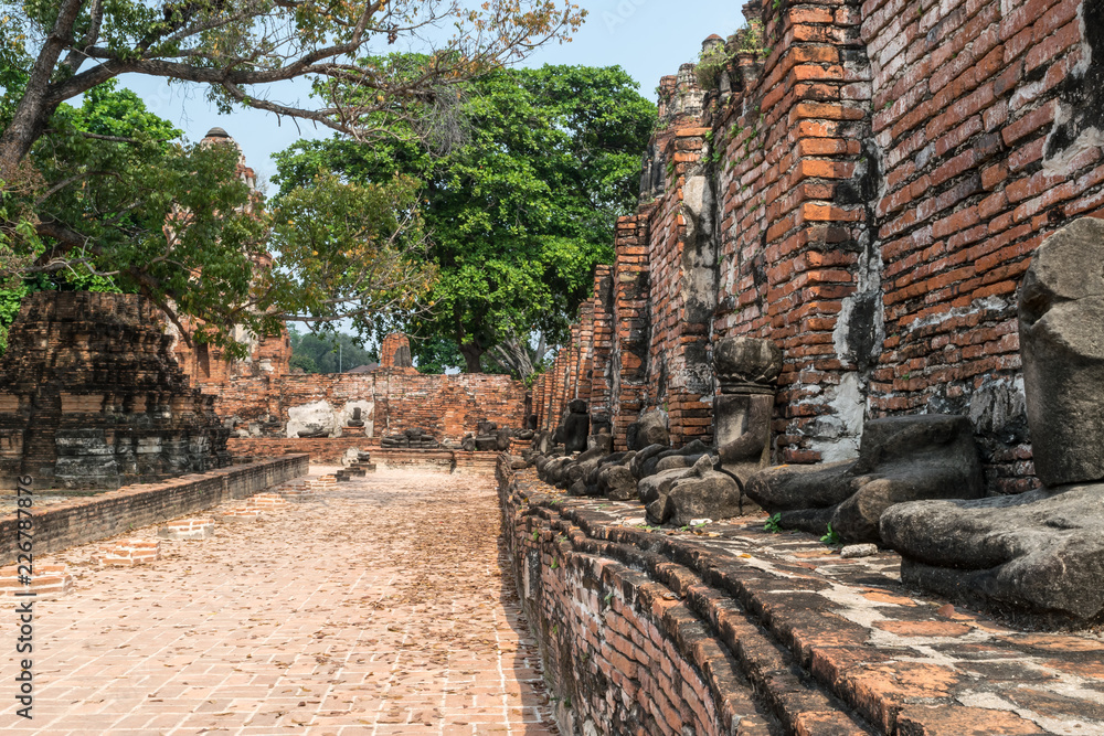 Φωτογραφία View of  the ancient Buddha's statues   at Buddhist temple in the Ayutthaya Historical Park, Ayutthaya province, Thailand