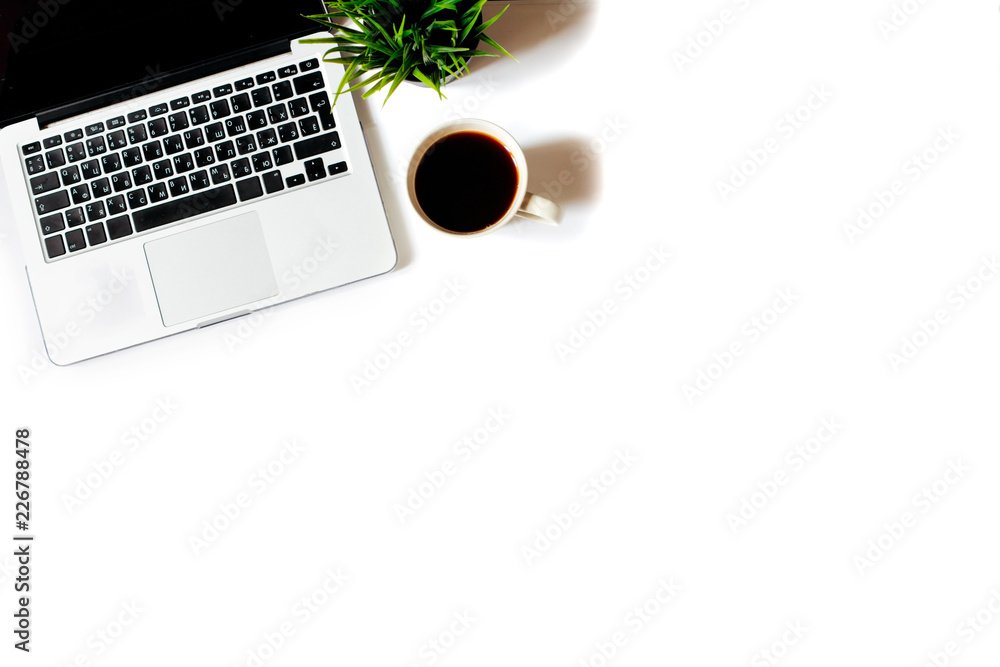 Fototapeta Nowoczesne, minimalistyczne miejsce pracy. Biały stół biurowy z laptopem, filiżanką kawy, widokiem z góry z miejscem na kopię, płaski lay