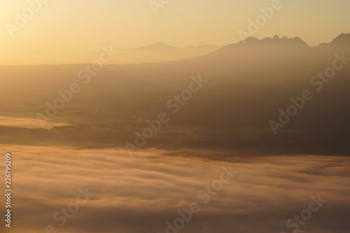日の出後の雲海に浮かぶ阿蘇の風景