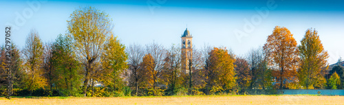 Fotografia panorama di campagna con campanile