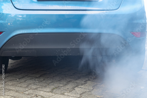 Auto mit Rauch aus dem Auspuff © Mr.Stock