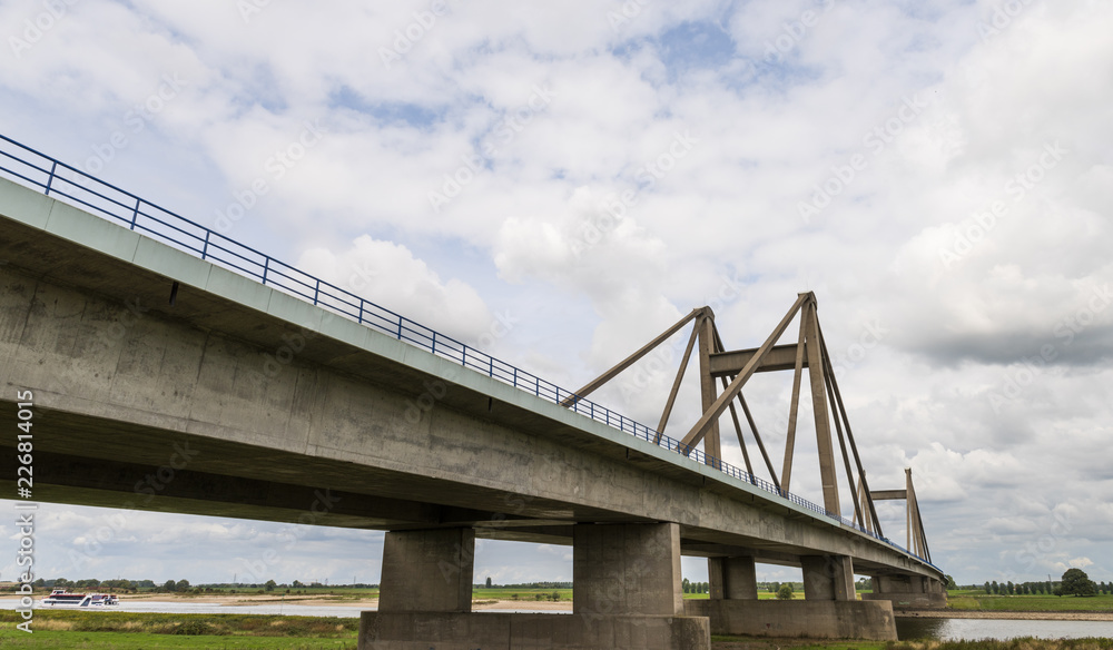 Obraz premium Bridge over river Waal
