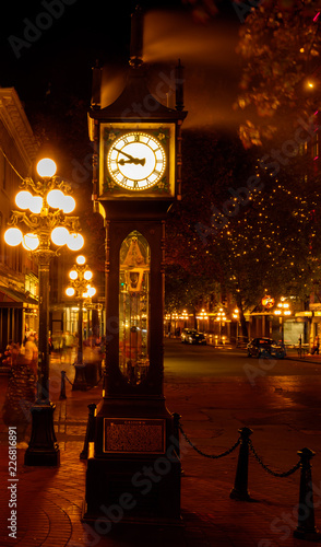 Dampfende Steam Clock in Vancouver im Bezirk Gastown am Abend
