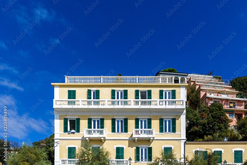 Naklejka premium Kolorowy dom z bliska w Monterosso Al Mare we Włoszech