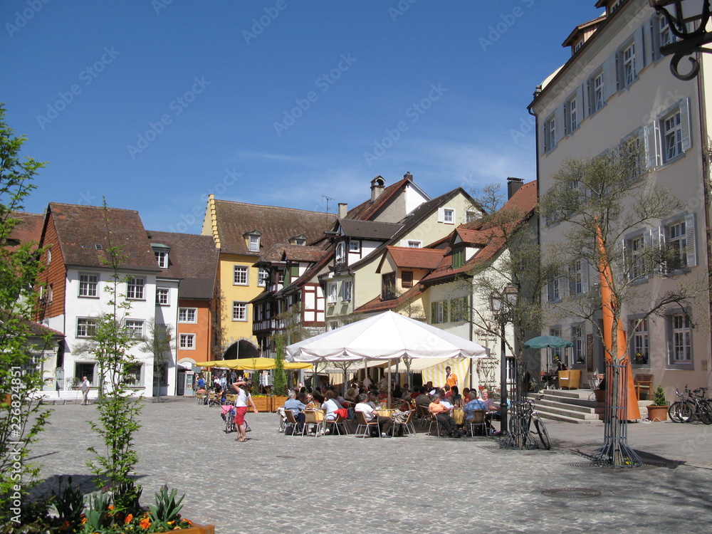 Straßencafés mit Sonnenschirmen auf dem Schloßlatz in Meersburg