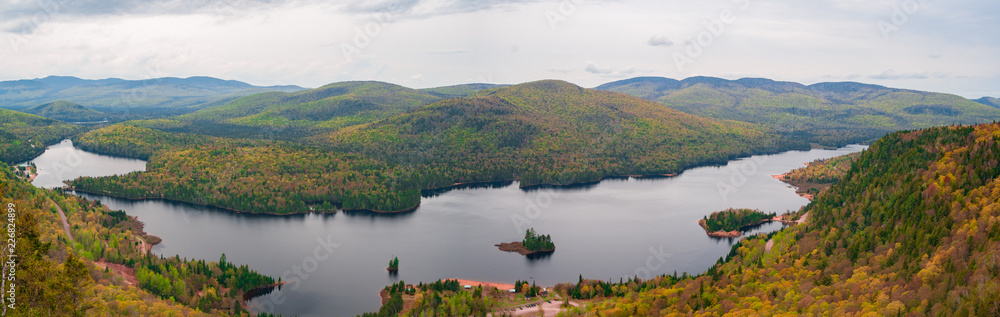 Fototapeta premium Riviere rouge, Park Narodowy Mont Tremblant, Góry Laurentian, Quebec, blisko Montrealu