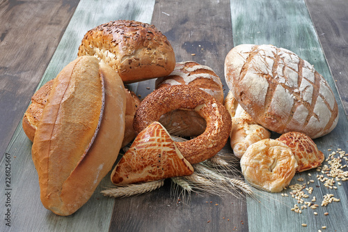 doğal çeşitli ekmekler 