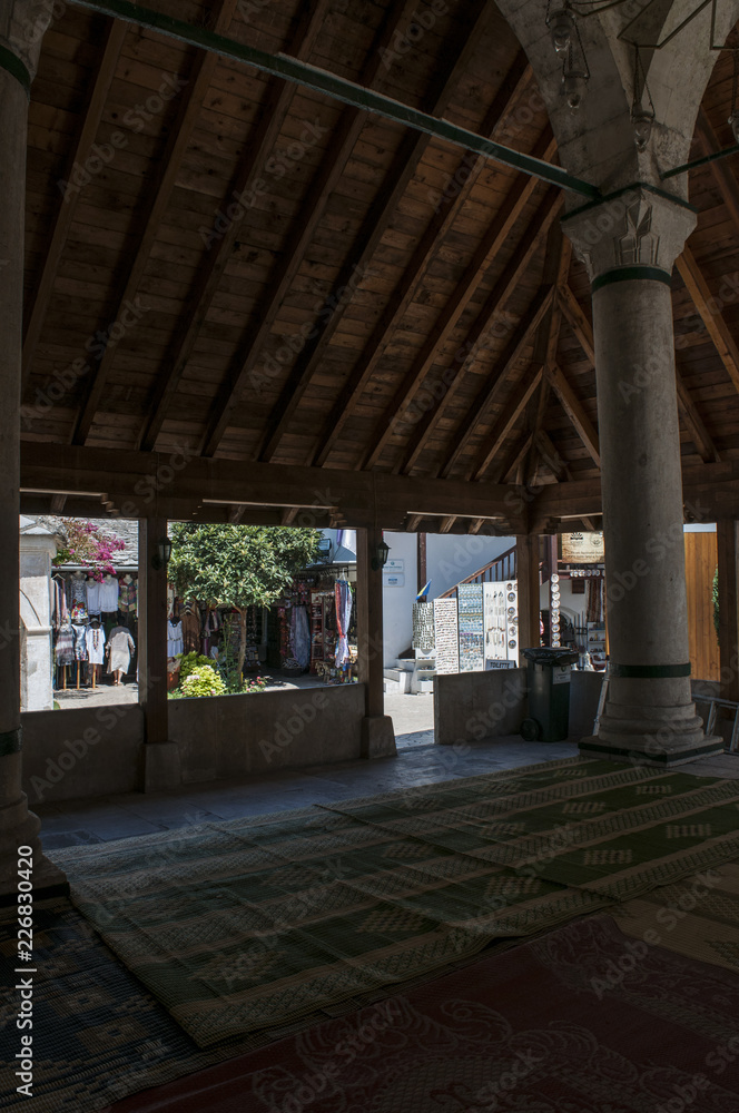 Bosnia: tappeti per la preghiera nel cortile della moschea Koski Mehmed Pasha, la seconda moschea più grande di Mostar, esempio di architettura ottomana