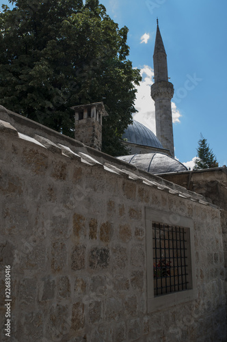 Bosnia: la Moschea Karadjoz Bey, la più grande moschea di Mostar, una delle destinazioni turistiche più popolari, esempio di architettura ottomana costruita nel 1554 dall'architetto turco Mimar Sinan photo