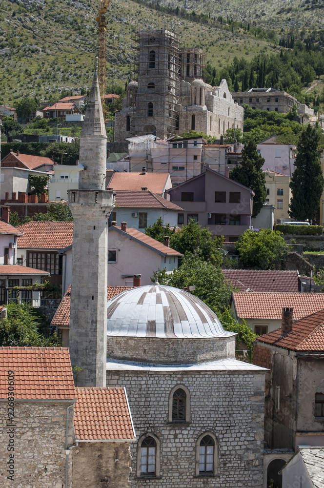 Bosnia: una moschea e la Torre dell'Orologio (Sahat Kula), esempio del prolifico periodo ottomano,  bombardata e danneggiata durante la guerra bosniaca (1992-1995)