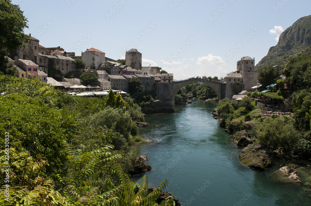 Mostar, Bosnia: vista dello Stari Most (Ponte Vecchio), ponte ottomano del XVI secolo, simbolo della città, distrutto il 9 novembre 1993 dalle forze militari croate durante la guerra croato-bosniaca