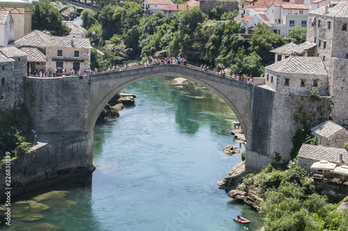 Mostar, Bosnia: vista dello Stari Most (Ponte Vecchio), ponte ottomano del XVI secolo, simbolo della città, distrutto il 9 novembre 1993 dalle forze militari croate durante la guerra croato-bosniaca photo