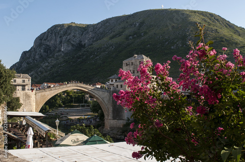 Mostar, Bosnia: vista dello Stari Most (Ponte Vecchio), ponte ottomano del XVI secolo, simbolo della città, distrutto il 9 novembre 1993 dalle forze militari croate durante la guerra croato-bosniaca photo