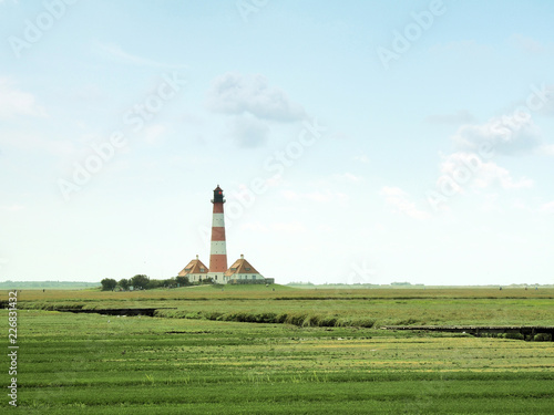 Leuchtturm Westerheversand – Wahrzeichen der HalbinselEiderstedt in Schleswig-Holstein    © hajo100