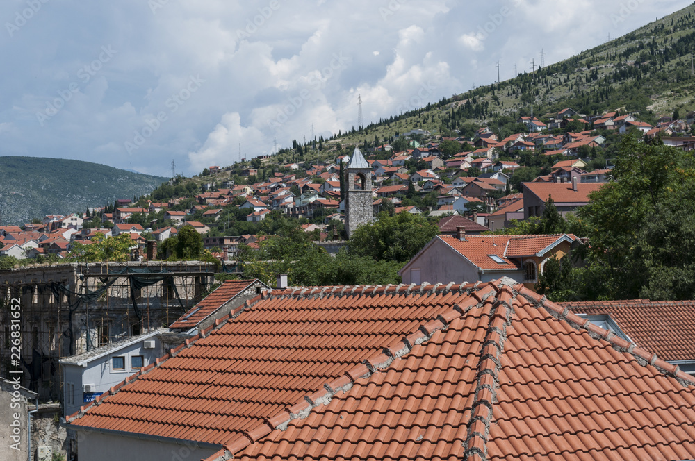 Bosnia: lo skyline di Mostar visto dai tetti della città vecchia con vista dei minareti e delle sue moschee