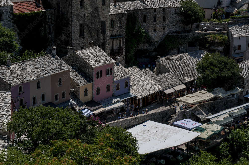 Bosnia Erzegovina, Europa: lo skyline del vecchio bazar Kujundziluk, il quartiere musulmano della città vecchia di Mostar con i suoi negozi di prodotti artigianali e gli edifici colorati