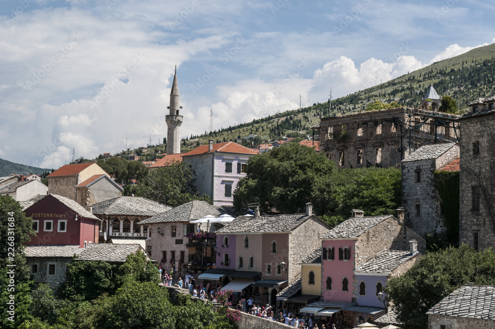 Bosnia Erzegovina, Europa: lo skyline del vecchio bazar Kujundziluk, il quartiere musulmano della città vecchia di Mostar con i suoi negozi di prodotti artigianali e gli edifici colorati
