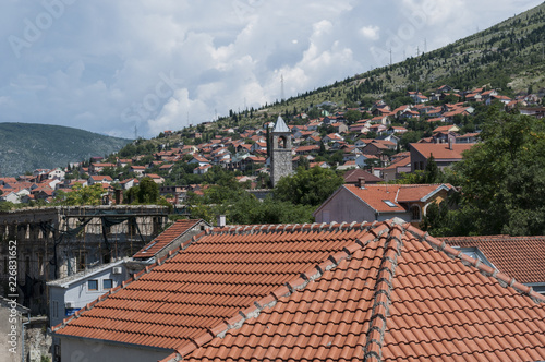 Bosnia: lo skyline di Mostar visto dai tetti della città vecchia con vista dei minareti e delle sue moschee