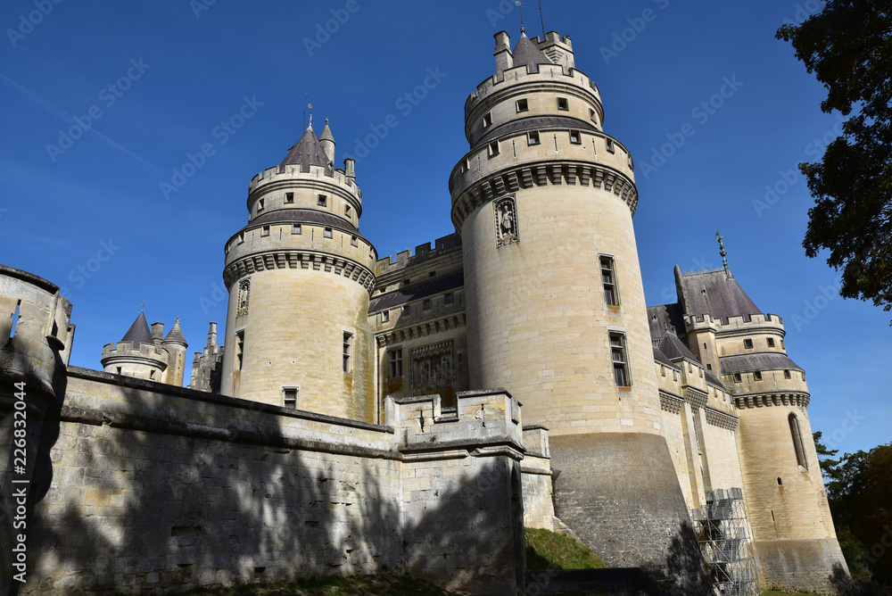 Tours du château fort de Pierrefonds dans l'Oise, France