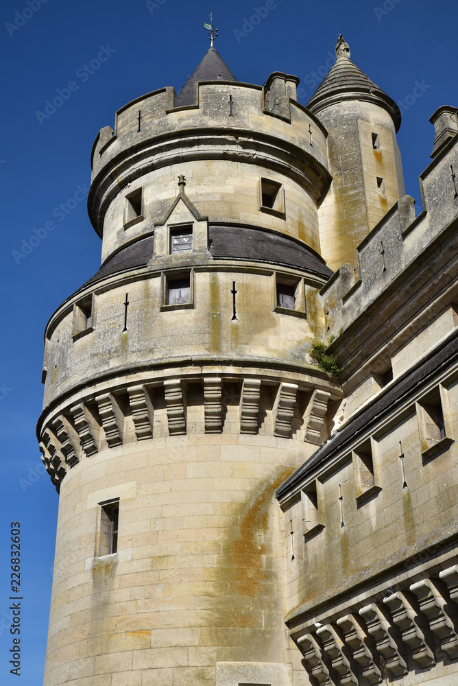 Tour du château fort de Pierrefonds dans l'Oise, France