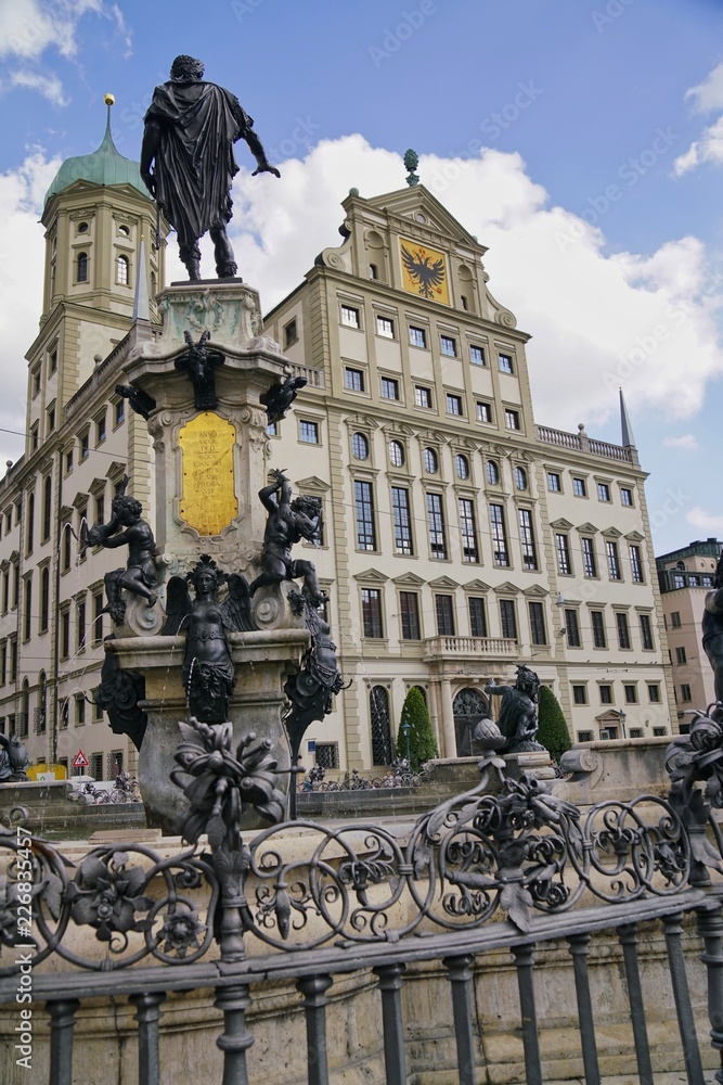 Fototapeta premium Augustusbrunnen und Rathaus in Augsburg