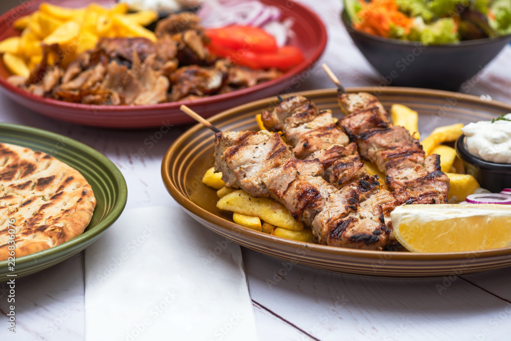 Griechisches Essen Souvlaki Fleischspieß vom Schwein Huhn mit Pommes ...